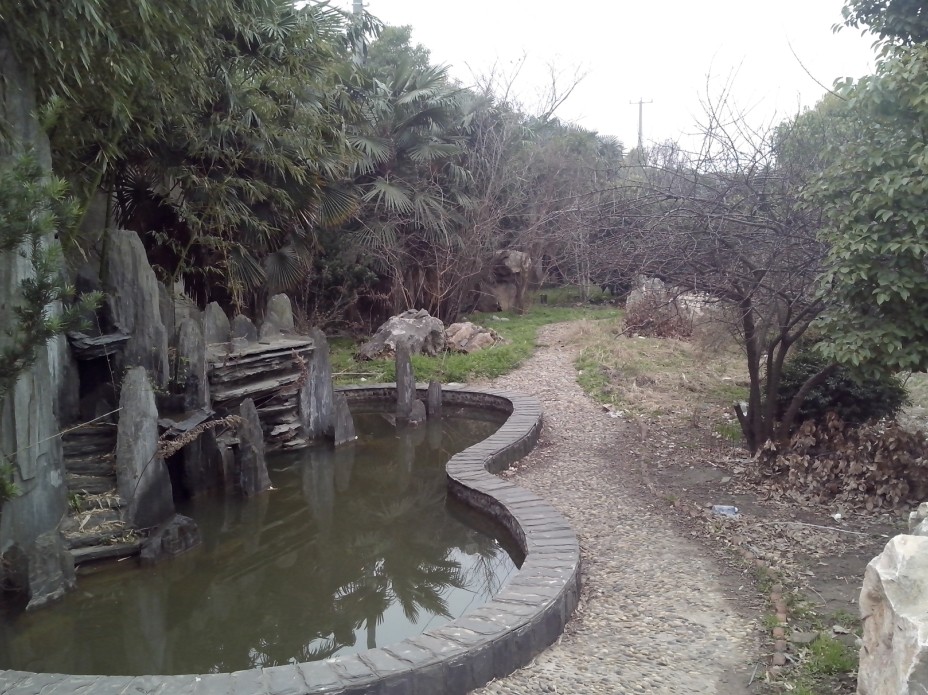 廠房內(nèi)部小公園，林蔭道